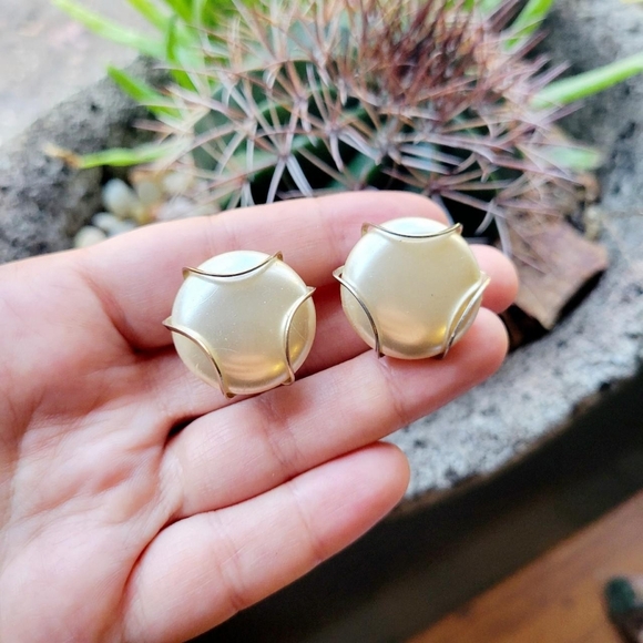 Vintage Faux Pearl Classic Pearl Screwback Clipon Earrings - Picture 2 of 8